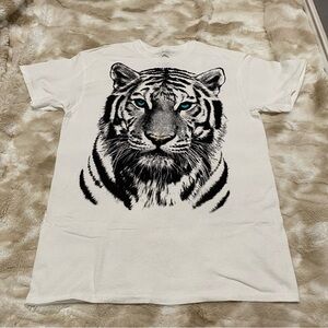 Unisex White Tiger T-shirt Size Medium